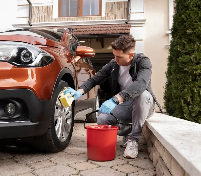 Lavage auto à domicile Faumont : professionnel intervenant sur un véhicule
